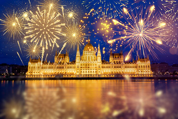 Fototapeta premium fireworks display over Budapest happy new year