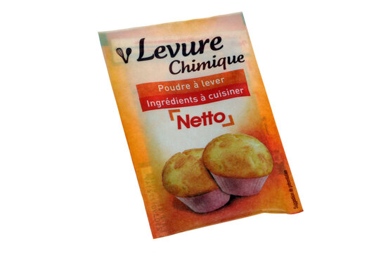 Sachet de levure chimique de la marque Netto en gros plan sur fond blanc