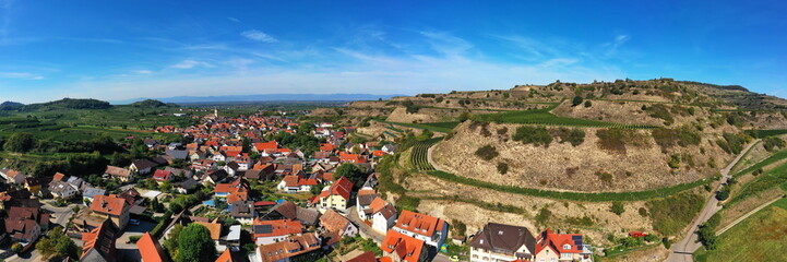 Luftaufnahme von Vogtsburg am Kaiserstuhl mit Blick auf die Stadt. Vogtsburg am Kaiserstuhl,...