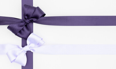 Nœuds de ruban de satin pour paquet cadeau de couleurs violet et  blanc
, isolé sur du fond blanc. Arrière-plan avec nœud en ruban sur fond blanc.