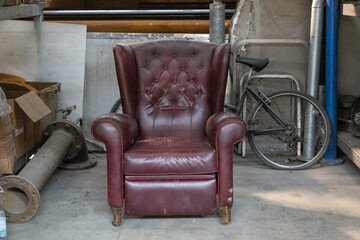 old leather armchair - 555460115