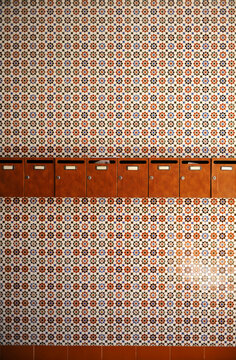 Buzones para cartas e impresos en una comunidad de vecinos con un fondo de azulejos geom&eacute;tricos de estilo andaluz Espa&ntilde;a