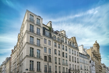 Fototapeta na wymiar Paris, beautiful buildings in the Marais, rue Saint-Antoine in the 4th arrondissement 