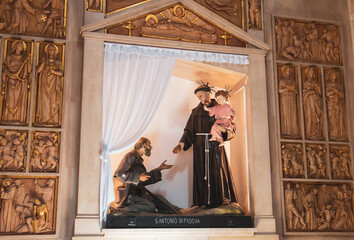 Figura de San Antonio de Padua en Alberobello, Italia. Representación en el interior de la Iglesia de similar nombre y arquitectura similar a los trullo.