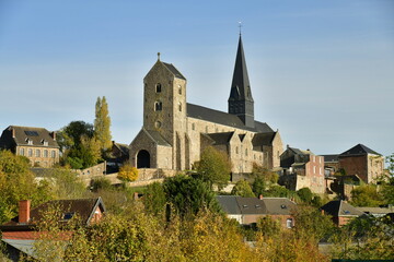 L'imposant collégiale ,la plus ancienne de Belgique dominant le village de Lobbes près de Thuin...