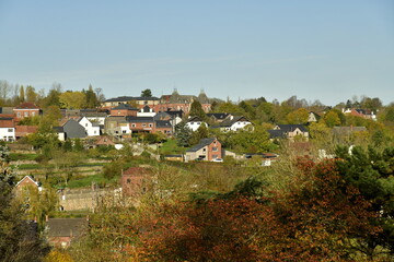 Maisons dissimulées dans la végétation luxuriante en automne à Lobbes en Hainaut 