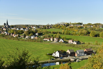 Obraz premium Vallée verdoyante de la Sambre et au fond la petite ville de Lobbes en Hainaut 