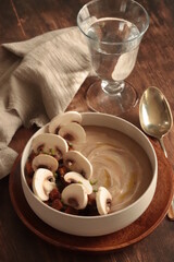 velouté de châtaignes, champignons et pain d'épices