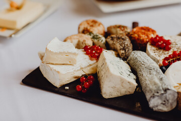 Plateau de fromages et de fruits