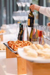 Hot dog américains sur le buffet de cocktail
