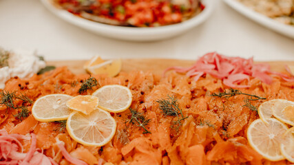Planche de saumon fumée cuisiné pour l'évènement
