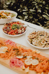 Salade méditerranéenne sur le buffet