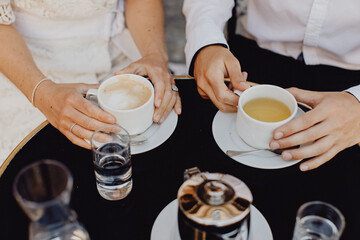 époux savourant un café et un thé en terrasse 