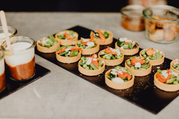 Plateau de tartelettes aux légumes pour l'apéritif