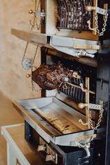 Cuisson de la viande au tourne-broche