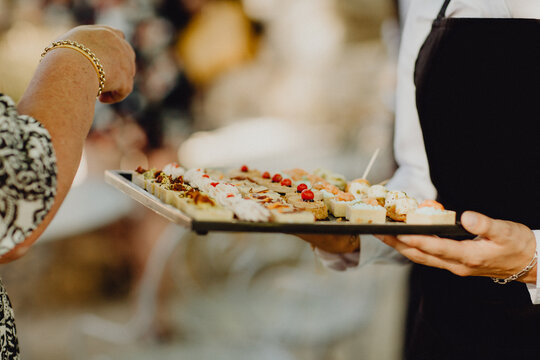 Plateau ap&eacute;ritif dans les mains du traiteur