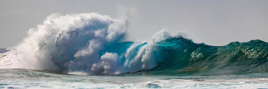 Tropical ocean waves crashing and splashing off the Na Pali Coast; Kauai, Hawaii, United States of America