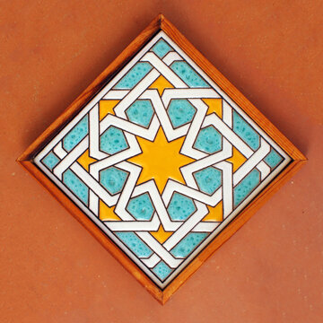 Azulejo de estilo árabe realizado en la técnica de la cuerda seca. Azulejo decorativo  con estrella de ocho puntas.