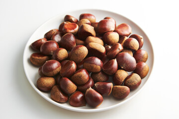 Fototapeta premium chestnuts on a white background
