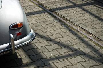 Rücklicht eines silbernen deutschen Roadster Sportwagen der Fünfzigerjahre auf grauem...