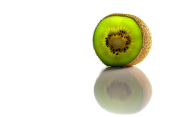Obraz premium Leuchtende frische, grüne Kiwi auf weißem Hintergrund mit Spiegelung.