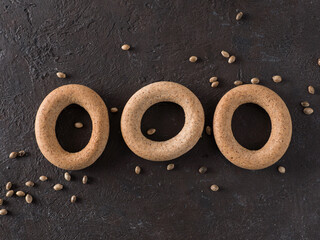 Obraz na płótnie Canvas Ring-shaped cracknel with whole grain hemp flour