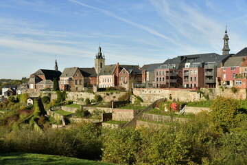 Fototapeta na wymiar La ville haute historique perchée au dessus des jardins en terrasses à Thuin en province du Hainaut
