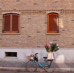 Fototapeta na wymiar Bicicletta floreale in città