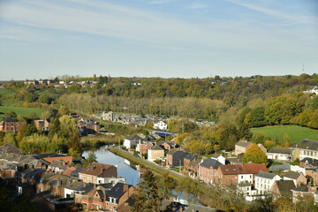 Maisons se refl&eacute;tant dans la Sambre au fond de la vall&eacute;e &agrave; Thuin en province du Hainaut 