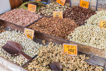 N&uuml;sse auf dem Markt