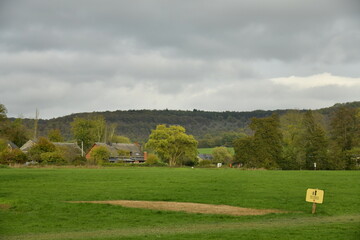 Pelouse sous un ciel sombre et gris dans la vall&eacute;e de la Lesse &agrave; Han-Sur-Lesse en province de Namur