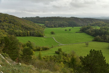 Obraz premium Vue de la vallée de la Lesse vers la réserve naturelle de Han-Sur-Lesse en province de Namur 