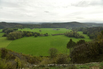 Obraz premium Vue de la vallée de la Lesse vers la réserve naturelle de Han-Sur-Lesse en province de Namur 