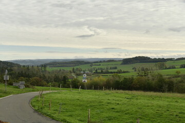 Obraz premium Paysage rural sous un ciel nuageux et sombre aux environs de Rochefort dans l'arrondissement de Dinant en province de Namur 