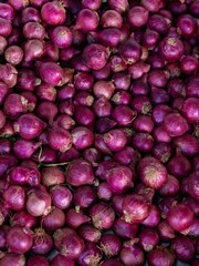 red onions in a group 