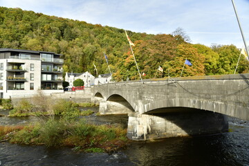 Pont en pierres traversant l'Amblève dans un cadre bucolique à Aywaille en province de Liège