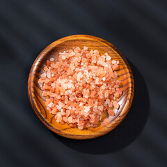Fine-grain pink Himalayan salt and crystals - Exotic cooking ingredient