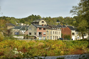 Les maisons le long de l'Amblève dans une nature bucolique à Remouchamps près d'Aywaille en province de Liège 