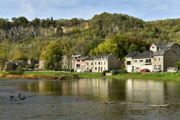 Fototapeta premium Les maisons le long de l'Amblève dans une nature bucolique à Remouchamps près d'Aywaille en province de Liège 