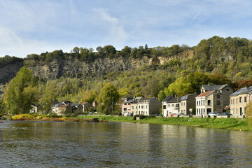 Fototapeta premium L' Amblève traversant une zone bucolique le long des maisons dans une vallée verdoyante à Remouchamp 