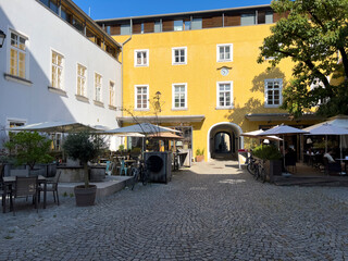 The idyllic restaurant in a courtyard.