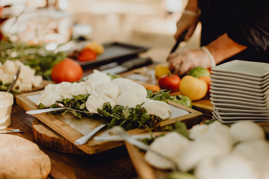 Pr&eacute;paration de la mozzarella et de ses tomates