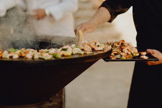 Crevettes et gambas cuisant sur le brasero