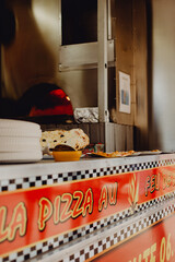 Camion à Pizza préparant ses commandes gourmandes 