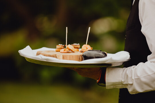 Assiette gastronomique pr&eacute;sent&eacute;e par le serveur