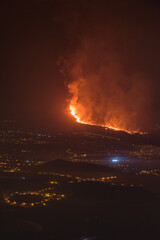 Fototapeta na wymiar El volcán de Tajogaite en una de sus noches más explosivas, La Palma, Islas Canarias