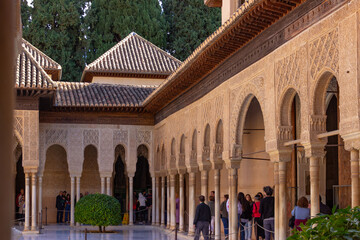Pilares y arcos del Patio de los Leones, La Alhambra.