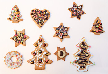 bunt dekorierte Vollwert Weihnachtsplätzchen auf weißem Hintergrund