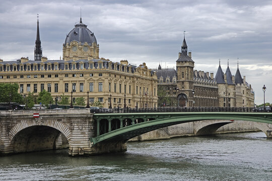 Pont Notre-Dame, Hotel de Ville, The Conciergerie, Ile de la Cite, Paris, Ile de France, France