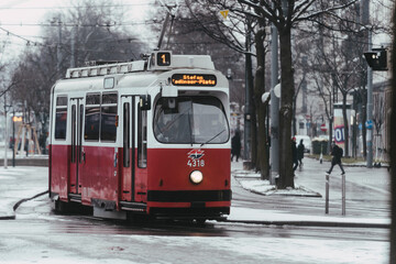 Fototapeta na wymiar Wien, 15.12.2022: Straßenbahn Linie 1